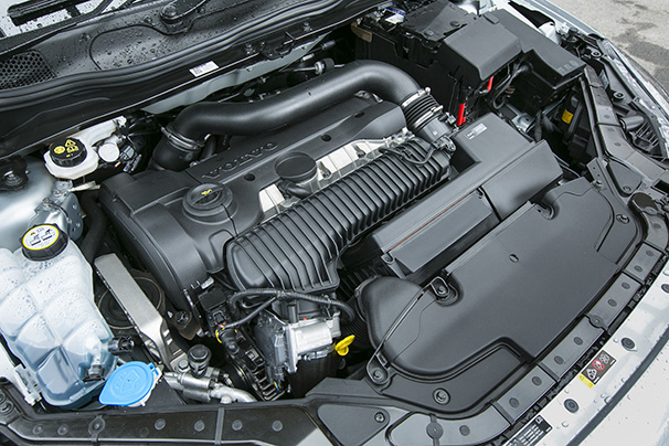 ボルボV40クロスカントリーT5 AWD エンジン画像