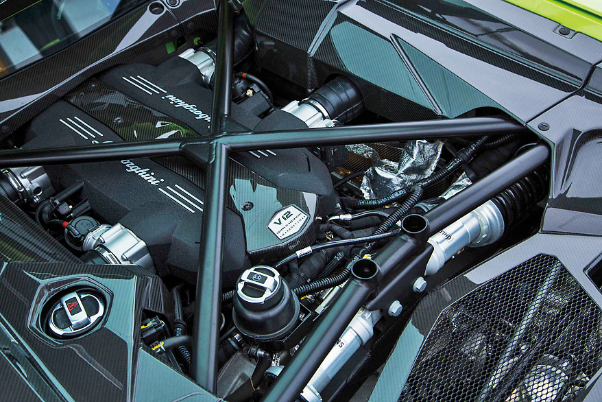 ランボルギーニ・アヴェンタドールLP700-4 エンジン画像