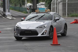 屋根に乗っているバケツの水をこぼさないように走るレースも開催。