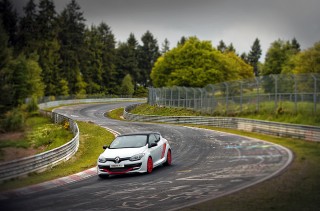 ドイツ・ニュルブルクリンクサーキットでタイムアタックするルノー・スポール トロフィーR