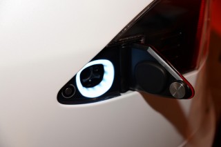 モデルSの充電口はボディ左リアのテールランプのサイド側、リフレクターの裏側に隠されている。充電プラグを近づけると自動で充電口がオープンする仕掛けも!