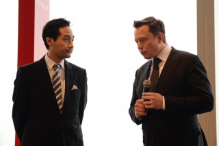 プレスカンファレンスで、マスクCEOをサポートするのは、テスラモーターズジャパン代表執行役員社長に就任した樺山資正氏。レゴ、アップルなどで活躍し、今年この職に就いた