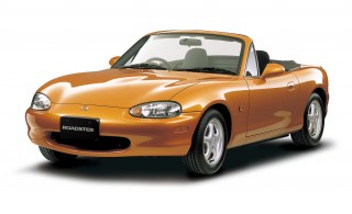 2代目マツダロードスターは1998年に登場。1.6Lエンジンが復活し、1.8Lエンジンとの2本立て。ただし、ミッションは1.6Lが5MT、1.8Lは6MTと差別化