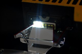 ライトユニットにモーターや特別な機構を用いる必要がないので、低コストで低消費電力の性能を確保している