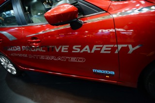 車両には「MAZDA PROACTIVE SAFTY」のロゴとともにラグナ・セカのステッカーも