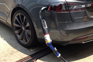 チャデモ用充電アダプターを介して、国内約2000箇所の充電スポットも使用可能となる