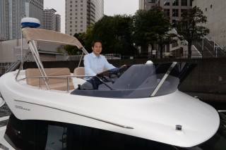 レーシングドライバーの飯田章氏がアドバイザーとして参加。この発表会にも同席した