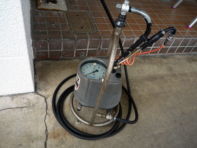 ガソリンスタンドに置いてある空気入れ。フルサービスならスタッフに依頼すればいいが、セルフ式は自分で行う。