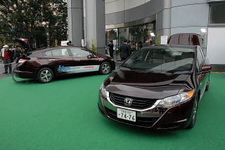 発表会場のホンダ青山本社前ではFCVクラリティが発電した電気で湧かしたコーヒーを提供