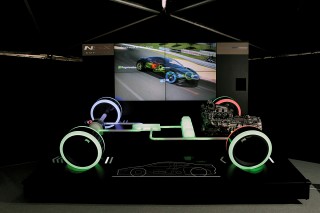 リヤミッドにV6エンジン、その後ろにDCT+モーターを搭載。運転席下あたりにリチウム電池、その前にモーターコントロールユニットを搭載