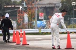 コースのパイロンを直しているのは、伊藤大輔選手だったり!?