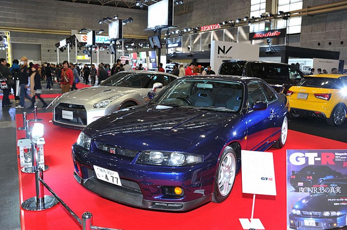 本誌スタッフカーのR33スカイラインGT-R。足まわりやマフラーのほかは、ほぼノーマル状態をキープ。R33スカイラインGT-R生誕20周年にちなんで、5年ぶりに大阪オートメッセに持ち込んだ
