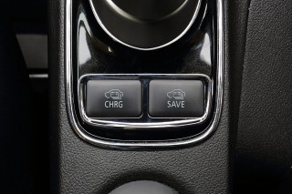 バッテリーチャージモードスイッチ（左）を押せば、走行中・停車中を問わずエンジンによる発電でバッテリーを満充電近くまで充電する