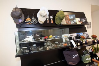 店内にはJEEPオリジナルパーツを展示する専門コーナーを設置