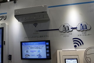 Wi-Fi対応家電と接続することで、出先のクルマから家電を操作することが可能に。このような技術は、少し前には未来の状況とされていたことだ