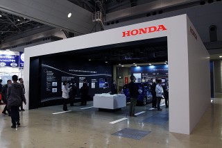 ホンダはV2Xという通信ユニットを中心としたシステムを展示。道を走るもの同士のコミュニケーションを発展させるコンセプト