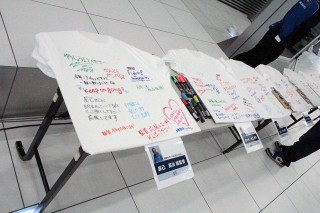 監督や各選手へ宛てたメッセージを書き込めるTシャツも用意され、イベント内でファンから手渡すプログラムも開催された