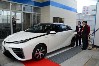 この日は神奈川県、そして横浜市にトヨタの燃料電池車MIRAIが納入され、合同納車式も行われ、神奈川県および横浜市によっては水素な一日になった