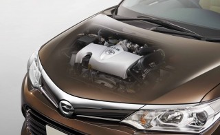 新開発2NR-FKE型1.5L VVT-iE エンジンは、アイドリングストップ機能やアトキンソンサイクル化などで低燃費を実現