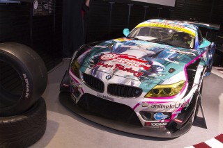 2014年のSUPER GT GT300クラスでドライバーズタイトルを獲得した「グッドスマイル 初音ミク Z4」も展示。このクルマを選んだのもイベントの性質を理解しているからだ