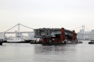 横浜で組み立てられた橋桁はクレーンで台船に載せられ、東京湾を約50km移動して晴海バースへ着いた