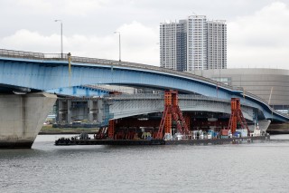 橋の下に入るには、台船のバラストに注水して船体を沈ませる。それだけに海のうねりなどにシビアに対応。当初の予定より2日遅れの作業になった