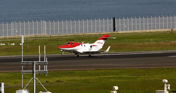 4月23日14時15分。羽田空港にHondaJetが着陸。大きな航空機に比べるとものすごくコンパクトな機体
