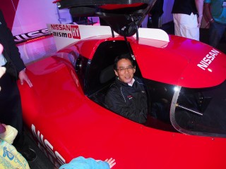 NISMOの宮谷氏も、どさくさにまぎれて(!?)GT-R LM NISMOのコクピットに!