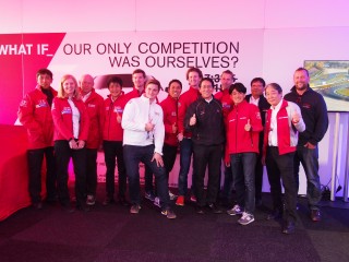 NISMOのレーシングドライバーも駆けつけ、決勝への豊富を語った。ミハエル・クルム選手も帯同し、ドイツ語でスピーチ