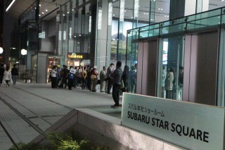 開場前から本社前には参加者の長蛇の列ができた