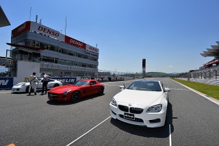 この日試乗に用意されたのは、BMW M6クーペ、メルセデス・ベンツSLS AMG、ポルシェ911カレラS。SLS AMGは片岡龍也選手、ポルシェは影山正美選手がドライb−を務めた