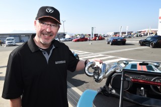 ケータハムのジャスティンさんが嬉しそうに手に持っているのは、できたばかりのSEVEN160用のエキマニ!