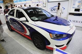 三菱ギャランフォルティスをベースに、4輪全輪にインホイールモーターを組み込んだOVEC-ONE
