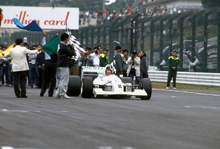 松本は全日本F3000選手権の1992年最終戦をもって惜しまれながらも現役を引退し、後進に道を譲った。写真は鈴鹿サーキットで行なわれた松本の引退セレモニー