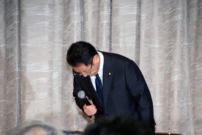 記者会見の冒頭で「お騒がせして申し訳ない」と陳謝する豊田章男社長