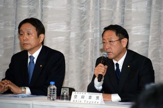 早川 茂専務役員(左)と豊田章男社長が出席