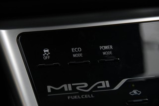 走行モードはエコモードを選択。アクセルの踏み込みに対する出力特性が変化するほか、エアコンの作動は抑えめとなる