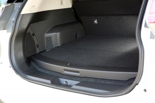 ラゲッジボード下に駆動バッテリーを搭載したことで、ガソリン車に比べてややボードが高くなった。バッテリーが濡れることを防ぐため、ボード素材も濡れても平気な樹脂ではなく、起毛になっている