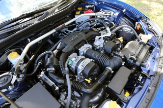 2013年モデルのtSは、フロントサスペンションの車体取付部左右を結合するストラットタワーバーを分割し、リンクボールを中央に入れる「フレキシブルタワーバー」を採用
