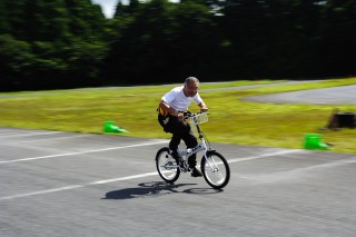 主催者の佐々木さんが自転車で走りながらコースを解説!