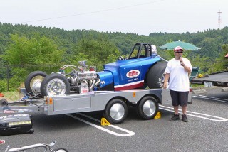 『コンマ23T』と名付けられたドラッグマシン。エンジンは350のライトチューンで350hpほどを叩き出す。軽い車体のため0-400m10秒台のタイムを叩き出す