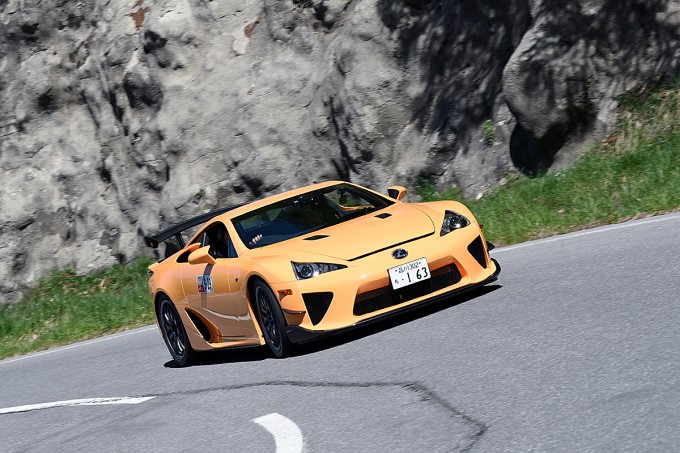関谷正徳さんがドライブするのはレクサスLFA。カーボンボディにV10エンジンを搭載