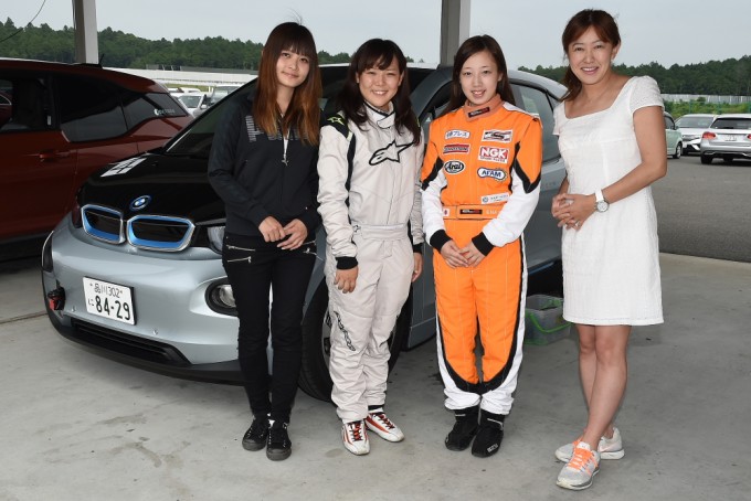 写真センターオレンジ色のスーツを着ているのが北平絵奈美選手。をの左隣が岩岡万梨恵選手だ