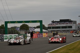 ポルシェ919ハイブリッドが1位と2位。左がトップの19号車、右は2位の17号車