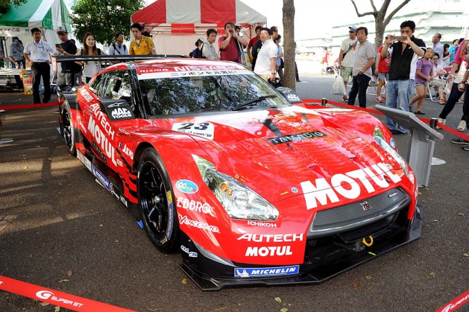 お堅いはずの水道局がスーパーGTマシンをブースで展示【横浜セントラルタウンフェスティバル2015 】