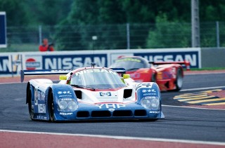 ル・マンの表彰台とともに、1980?1990年代のグループCやIMSAでの活躍を思い出させるNissan R390。ファンの中で根強い人気のあるブルーカラーはこの時代からの伝統だ