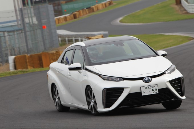 燃料電池車トヨタ・ミライって速い? サーキットではプリウスと同等