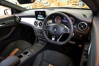 最新のメルセデス・ベンツに共通したインパネデザイン。シフトスイッチはステアリングコラム右側に位置する