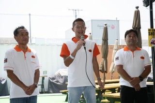 篠塚さんにアジアクロスカントリーラリー参戦を勧めたのは、ケニア向けの中古販売店デライツの斉藤社長(中央)