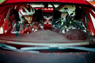 左がトヨタ自動車の豊田章男社長。右は元WRCチャンピオンのトミ・マキネンさん